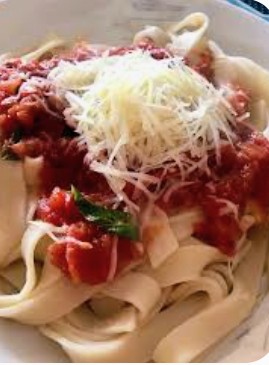 Fideos artesanales con salsa fileto