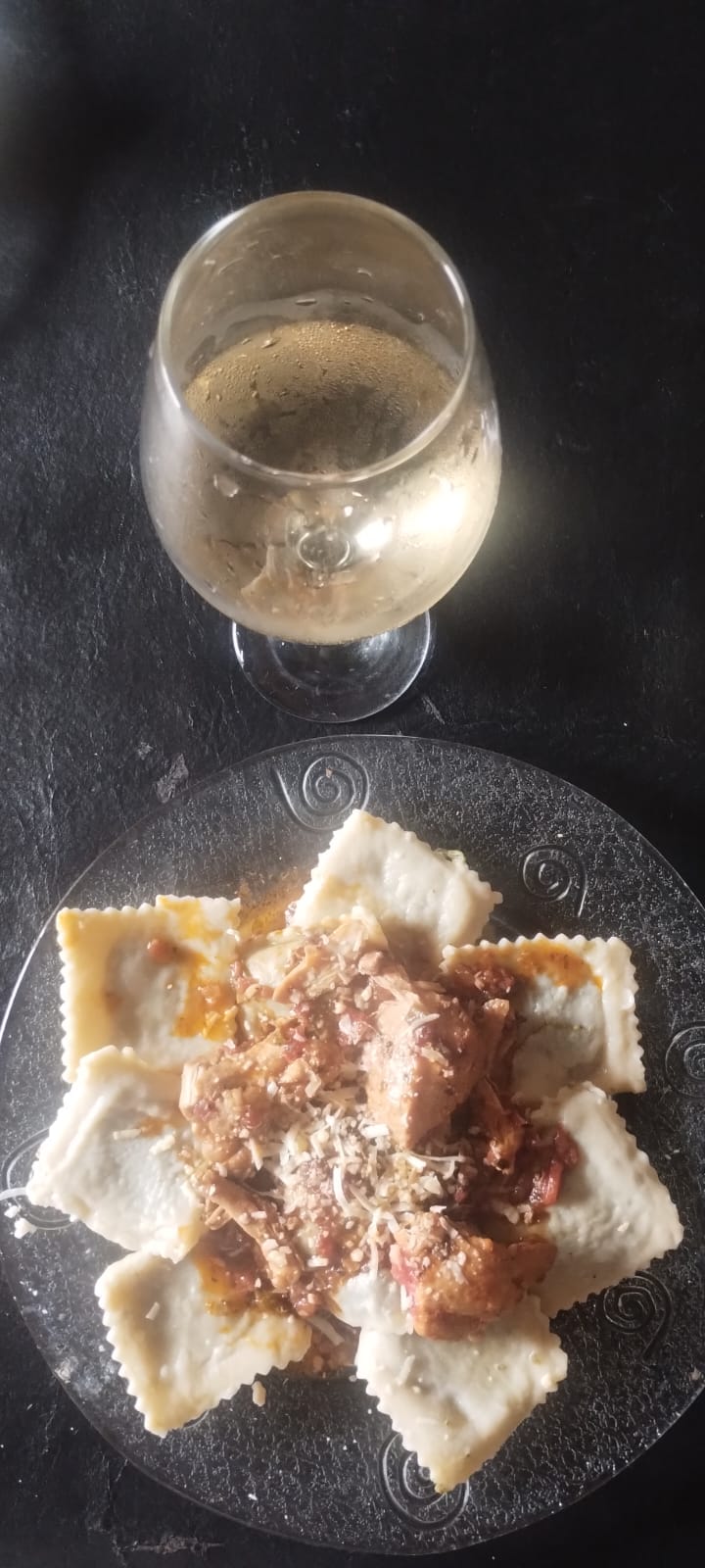 Raviolones con copa de vino
